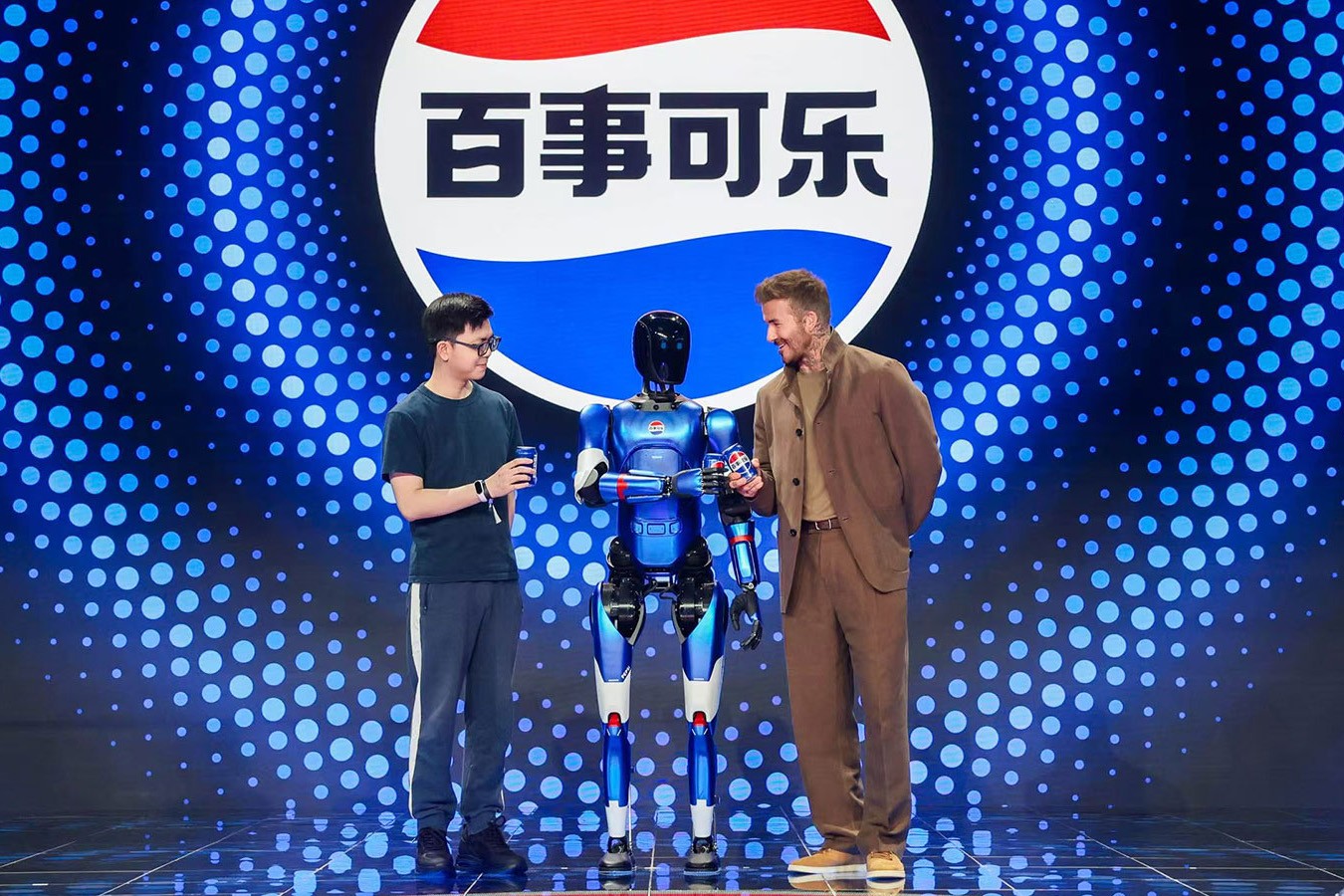 米兰·(milan)机器人携手百事中国共创“百事蓝宝” 共燃渴望新章